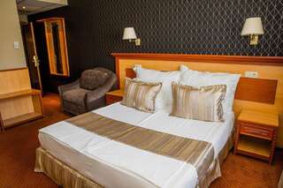 Отель Spa Hotel Ezeretz Blagoevgrad Благоевград Двухместный номер с двуспальной кроватью и дополнительной кроватью-2