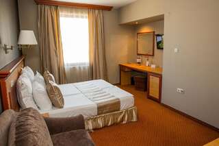 Отель Spa Hotel Ezeretz Blagoevgrad Благоевград Двухместный номер с двуспальной кроватью и дополнительной кроватью-4