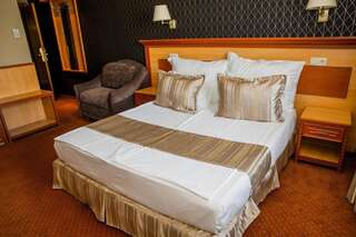 Отель Spa Hotel Ezeretz Blagoevgrad Благоевград Двухместный номер с двуспальной кроватью и дополнительной кроватью-5